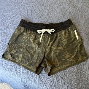 Vuori Clementine Shorts in Green Floral Print